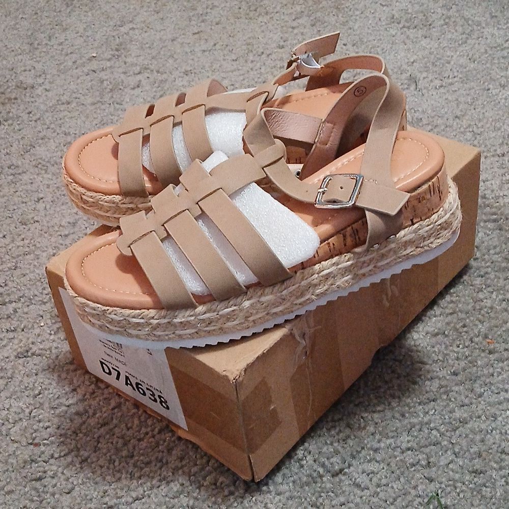 Tan open toe ankle strap sandals Sz 5 NIB